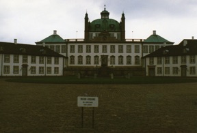 Château de FREDENSBORG
construit en 1722 dans le style italien Château de FREDENSBORG
construit en 1722 dans le style italien
